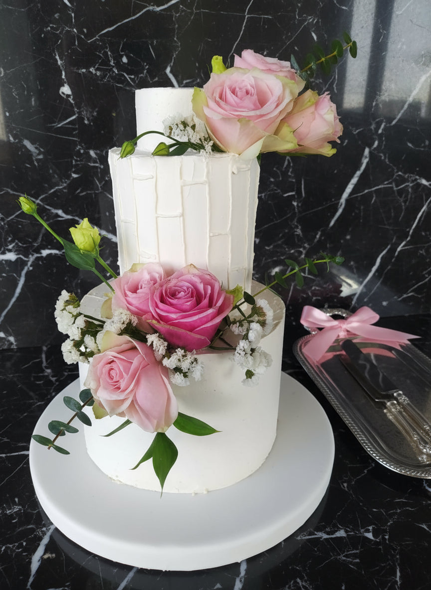 Royal pastanesi çiçekli nişan pastası